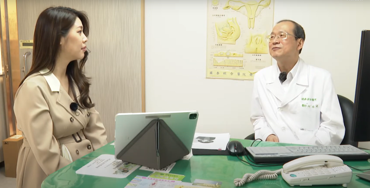 我國子宮頸癌發生率25年從第1降至第10名，國健署與APEC舉辦研討會，邀13國專家分享防治經驗，共同推動2030消除目標。(此為藝人白家綺和何志明醫師宣導相關檢查示意) 圖：翻攝自衛福部YT頻道