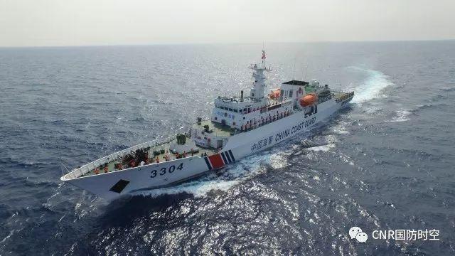 海巡署21日發布公告，指中國海警3304號船，自3月18日晚間起數度侵擾東沙環礁，海巡艦船嚴密監控、驅離中。 圖：翻攝「微博」CNR國防時空