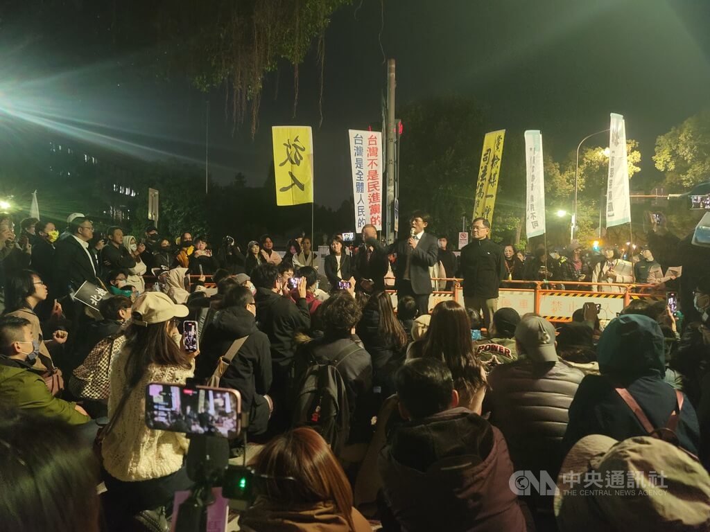 台北地方法院20日首度提訊在押的前台北市長柯文哲，庭訊結束後，柯文哲還押看守所。支持者深夜聚集於法院附近聲援。中央社記者謝幸恩攝 114年3月21日