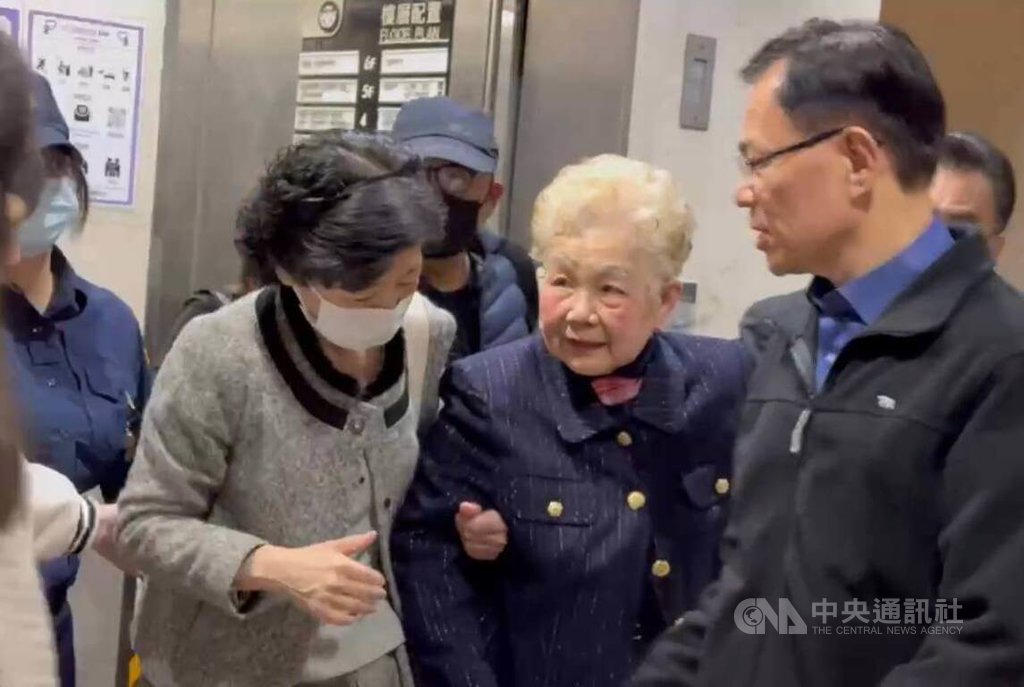 台北地方法院20日首度提訊在押的前台北市長柯文哲，歷經6個小時的訊問，庭訊結束，柯文哲還押看守所。出席旁聽的柯文哲妻子陳佩琪（左2）、母親何瑞英（右2）離去時，面對媒體詢問均不發一語。中央社記者謝幸恩攝 114年3月21日