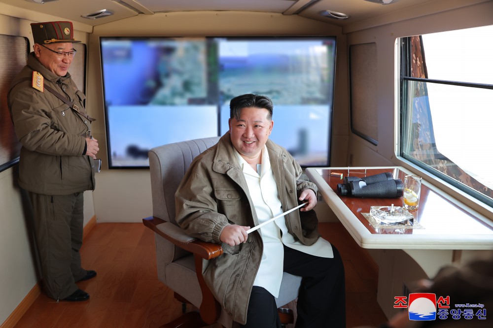 北韓領導人金正恩20日親自視導北韓導彈總局開發最新型防空導彈武器系統綜合戰鬥性能檢驗試射。 圖：翻攝kcna.kp