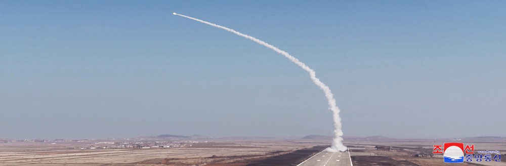 北韓導彈總局開發最新型防空導彈武器系統綜合戰鬥性能檢驗試射。 圖：翻攝kcna.kp