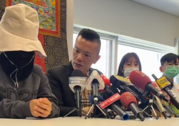 松姓少棒隊教練侵犯41名孩童，次數達90次，受害家長也在江和樹陪同下淚崩現身。 圖：翻攝自江和樹臉書