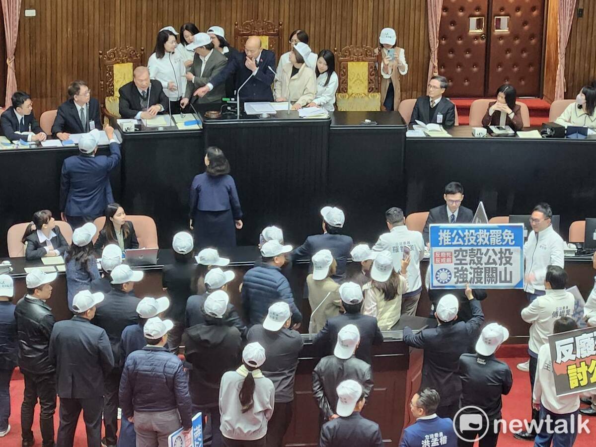 游智彬現身立法院議場二樓記者席，引起民進黨團不滿。 圖：黃建豪/攝