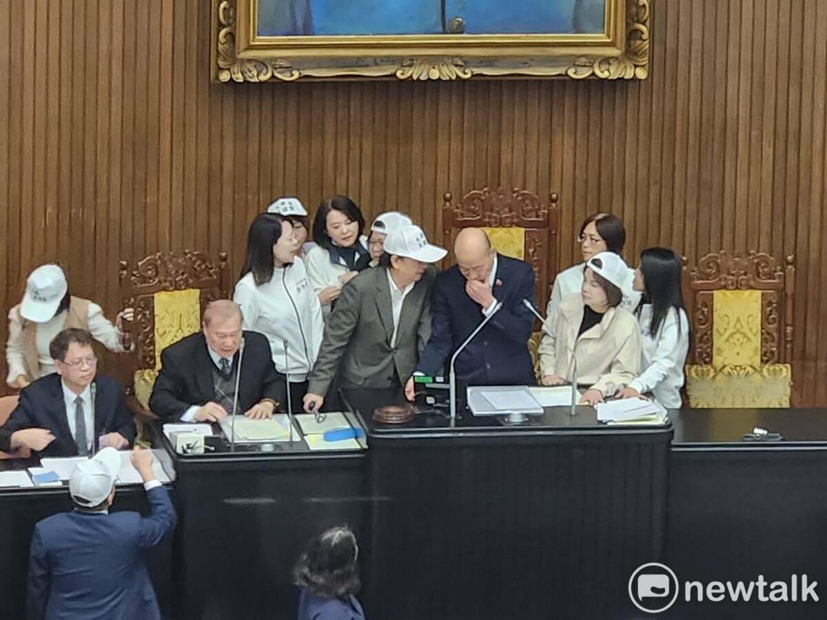游智彬現身立法院議場二樓記者席，引起民進黨團不滿。 圖：黃建豪/攝