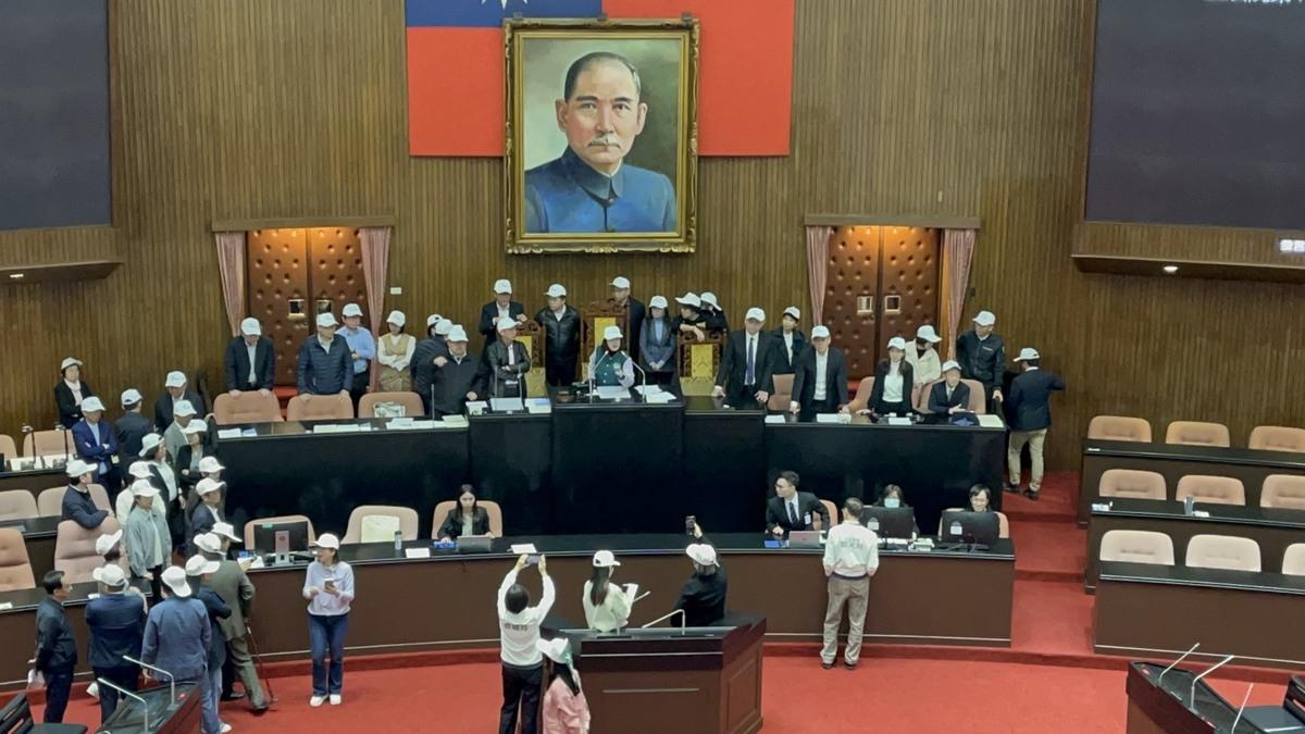 不滿韓國瑜沒妥善處理游智彬問題，民進黨立委霸佔主席台抗議。 圖：金大鈞/攝