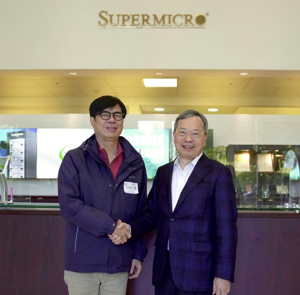 陳其邁(左)與美超微(Super Micro Computer)共同創辦人、董事長梁見後梁見後相見歡。 圖：高雄市經發局/提供