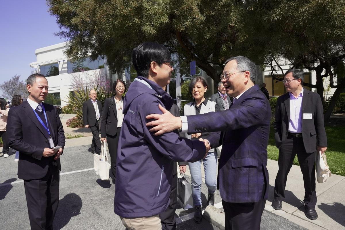 陳其邁(前排左)到訪超微總部，董事長梁見後(前排右)親自迎接。 圖：高雄市經發局/提供