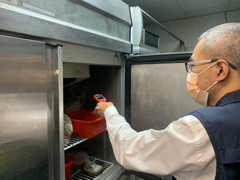 衛生局說明，目前已針對該便當店2項不符食品良好衛生規範準則缺失開立限期改善通知書。 圖：金門衛生局／提供