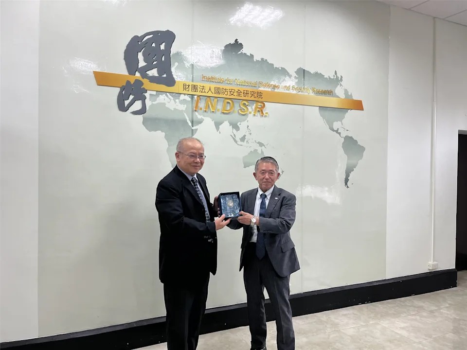 前日本自衛隊幕僚長岩崎茂（圖右）獲聘行政院顧問，是史上首次聘用日本自衛隊退役人士擔任台灣政府相關職位。 圖：取自國防安全研究院官網（資料照）