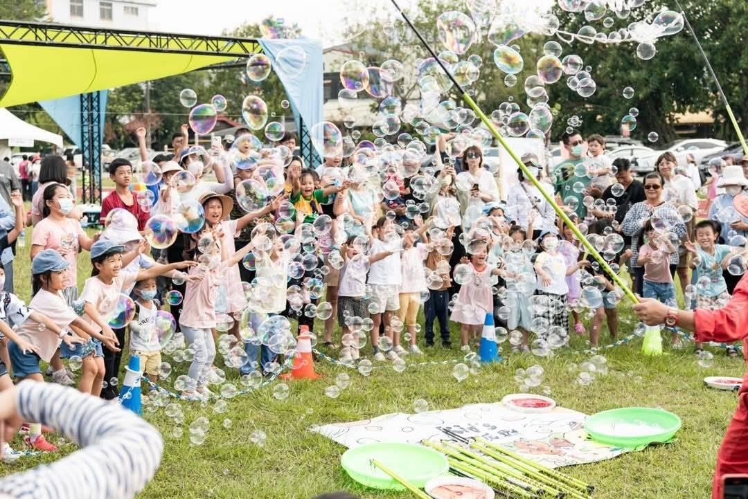 「泡泡派對」繽紛泡泡漫天飛舞。 圖：高雄市文化局/提供