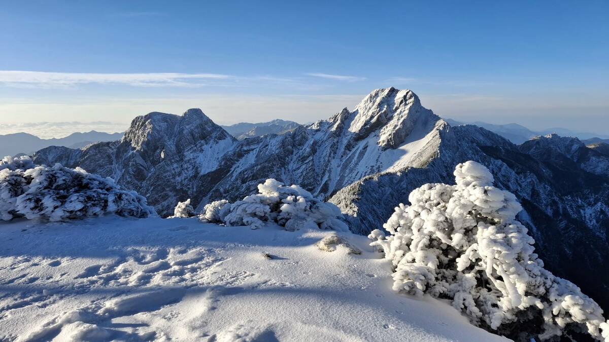 受前幾日強烈大陸冷氣團和水氣通過影響，玉山主峰、太平山、合歡山等高海拔地區18日起接連降雪。 圖：中央氣象署／提供
