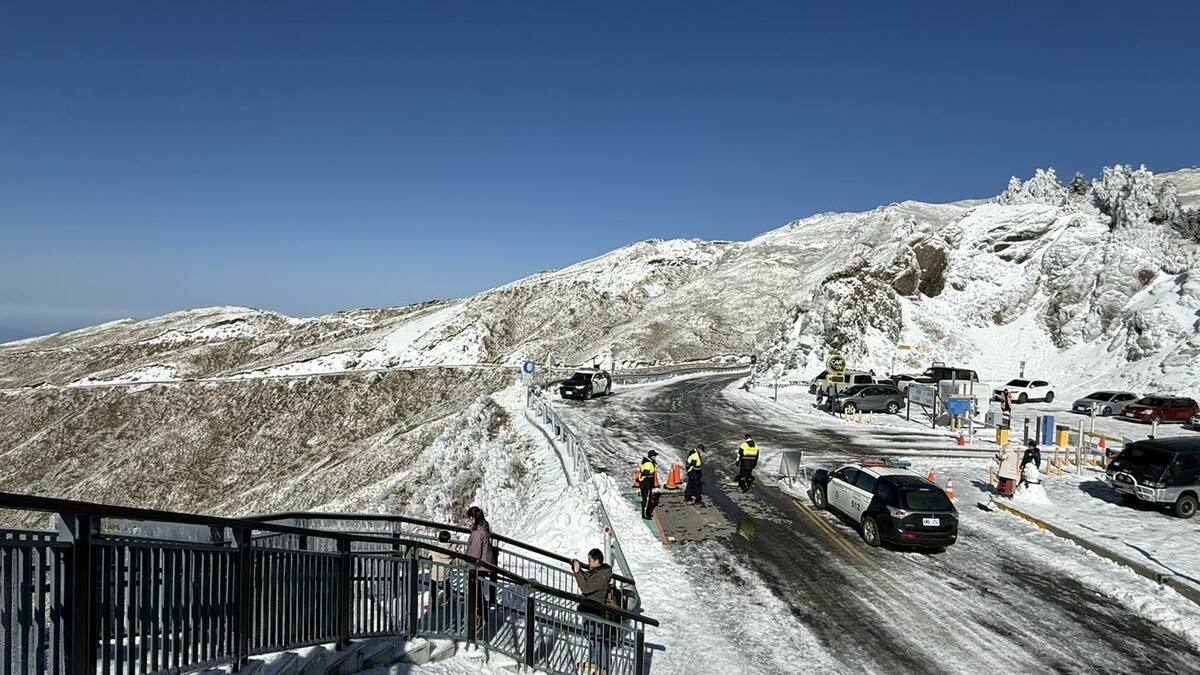 中橫路況交通資訊站中午也曬出合歡山路況，分享合歡山上仍有積雪。 圖：翻攝自中橫路況交通資訊站臉書