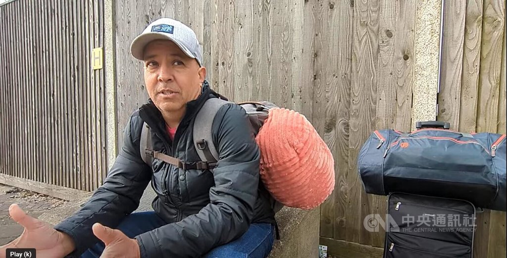 原定21日自倫敦希斯羅機場搭機返美的民眾卡諾（Juan Cano）說，像希斯羅機場這樣的大公司，必須有備援供電系統可隨時上陣，讓機場繼續運作。 圖：中央社提供