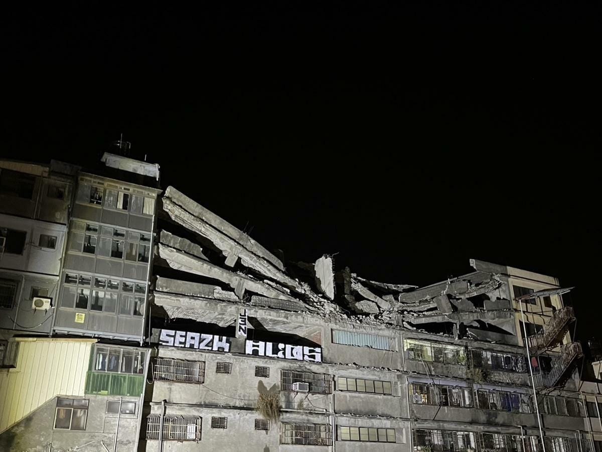 台中市清水區中興街一棟屋齡近50年的6層樓建物驚傳5.6樓坍塌。 圖/台中市消防局提供