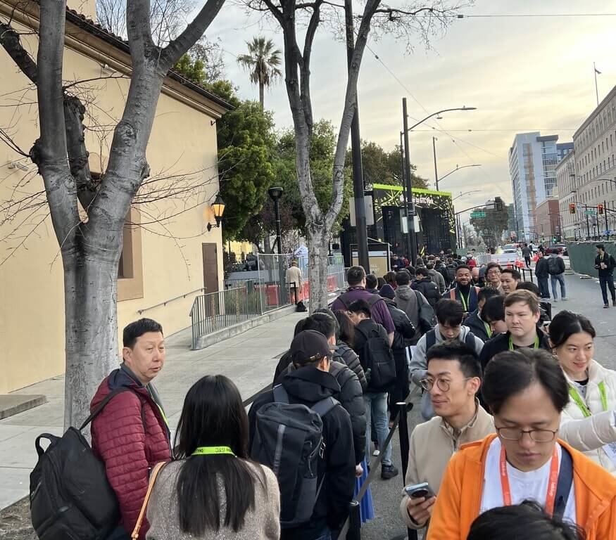 輝達GTC大會推出限量RTX 50系列顯卡銷售，21日自凌晨3時起即有人排隊領號碼牌，至天亮等待購買者大排長龍不斷。（參展人士提供）  圖/中央社