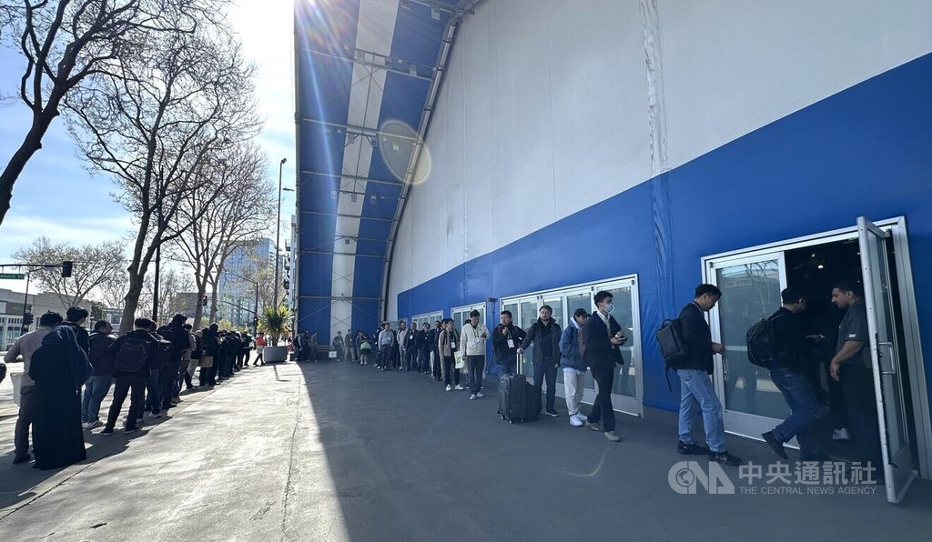 輝達RTX 50系列顯卡全球缺貨，GTC大會限量銷售，開發者搶購。圖為參展人士排隊領取顯卡。  圖/中央社