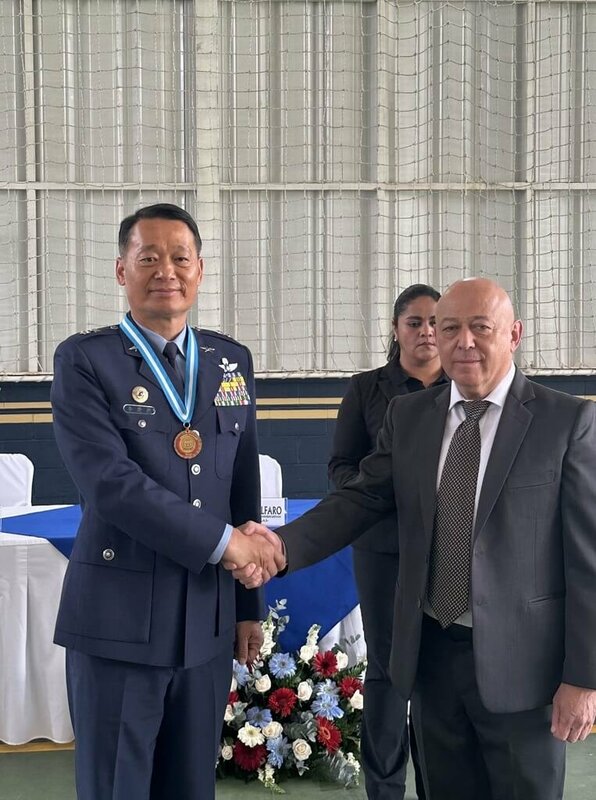 瓜地馬拉總統府行政事務暨安全局（SAAS）局長卡皮奧（Ivan Carpio Alfaro）（右），代表瓜國政府頒授副指揮官李慶然 （左）「伊欣鍥」（Iximche）勳章，這也是該勳章首度頒贈給外國人士。  圖/中央社（特勤中心提供）