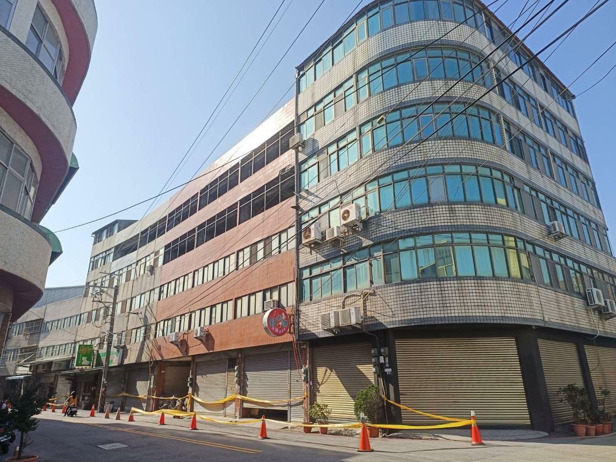 台中清水中興街一處近50年老舊大樓5、6樓於今（22）日凌晨發生塌陷事件，大樓外已經拉起封鎖線。 圖：台中市政府/提供