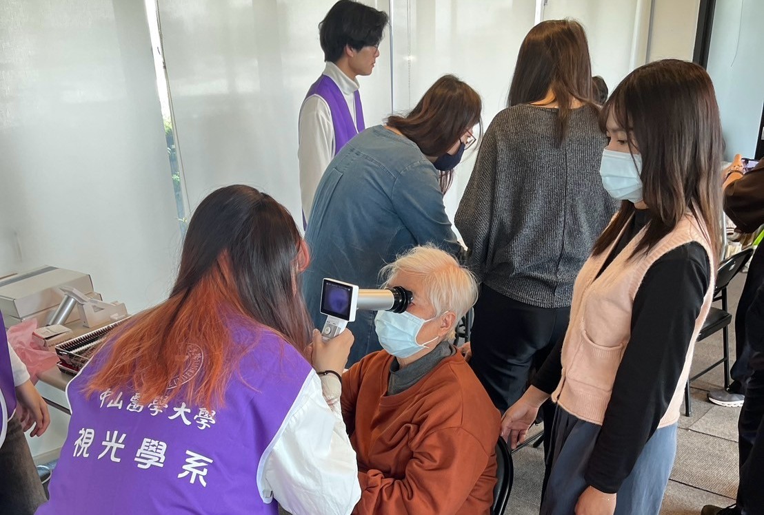 視光系發揮專業，提供長輩各項視力評估。 圖：中山醫大/提供