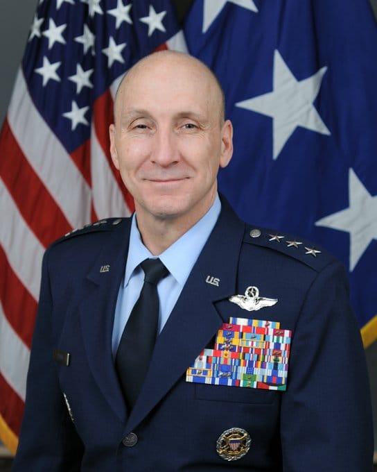 根據美國空軍參謀長阿爾文（David W. Allvin）說法，F-47是「次世代制空權計畫（NGAD）」的核心，可搭配大量無人機同步出動，進行蜂群式協同作戰，具備遠超現役戰機的多任務能力。 圖:擷自X帳號@usairforce
