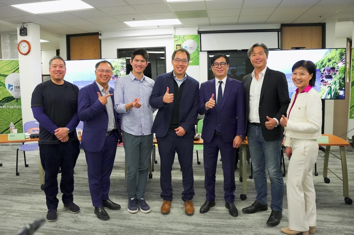陳其邁(右三)與矽谷台裔新創科技社群餐敘。 圖：高雄市經發局/提供