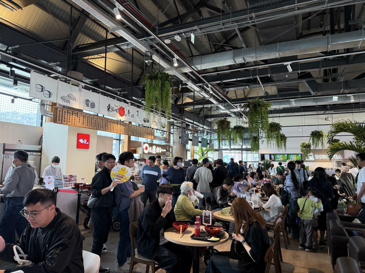 新濱町海洋廚房網羅海外首店、全臺獨家及知名品牌等15家餐飲業者。 圖：高雄市海洋局/提供