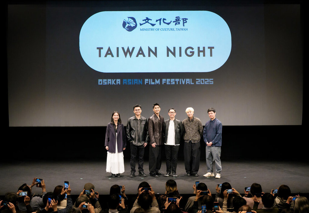 第20屆大阪亞洲影展3月14日至23日舉行，21日台灣之夜上映本屆影展開幕片、入圍競賽部門的「小雁與吳愛麗」，導演林書宇（右3）與其它台灣導演合影。（文化部駐日台灣文化中心提供）中央社記者楊明珠東京傳真 114年3月22日