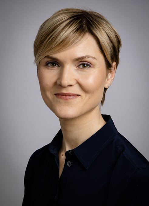 此事件由阿斯蒙德森的親戚向冰島總理弗羅斯塔多蒂爾（Kristrún Frostadóttir）舉報後曝光。總理於 20 日晚間召見托斯多蒂爾，並接受其辭呈。 圖：擷自X帳號@Tiare_MP
