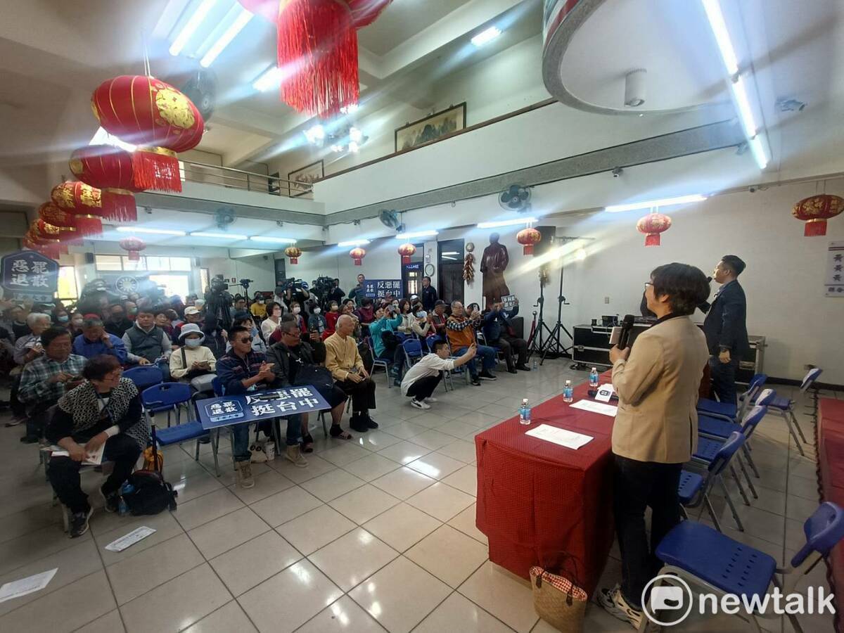 由民間人士自組的「惡罷退散志工團」所發起的「惡罷退散．平安法會」直播宣講活動，今（22）日下午3點在國民黨台中市黨部起跑。 圖：唐復年/攝