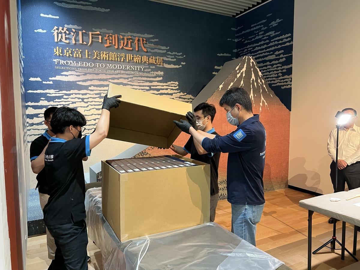 創價美術館專業布展團隊小心翼翼開箱。 圖：創價美術館/提供