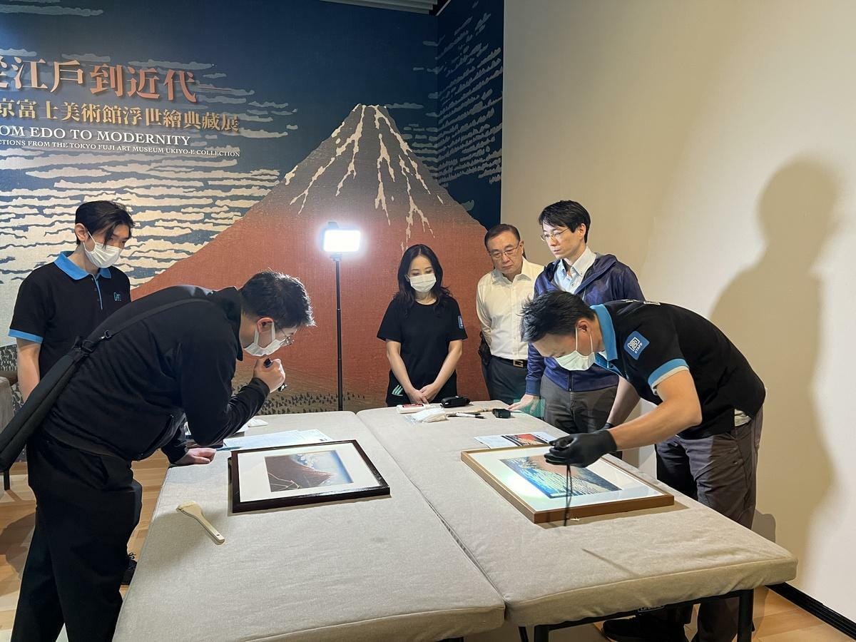 東京富士美術館與創價美術館團隊慎重檢查作品並確認資訊。 圖：創價美術館/提供