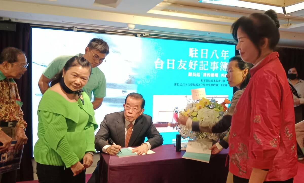 謝長廷(中)簽書會吸引不少粉絲。 圖：孫家銘攝