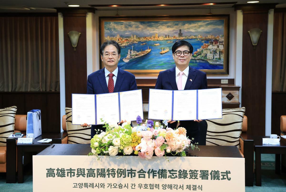 陳其邁(右)與李東奐(左)簽署城市合作備忘錄。 圖：高雄市行政暨國際處/提供