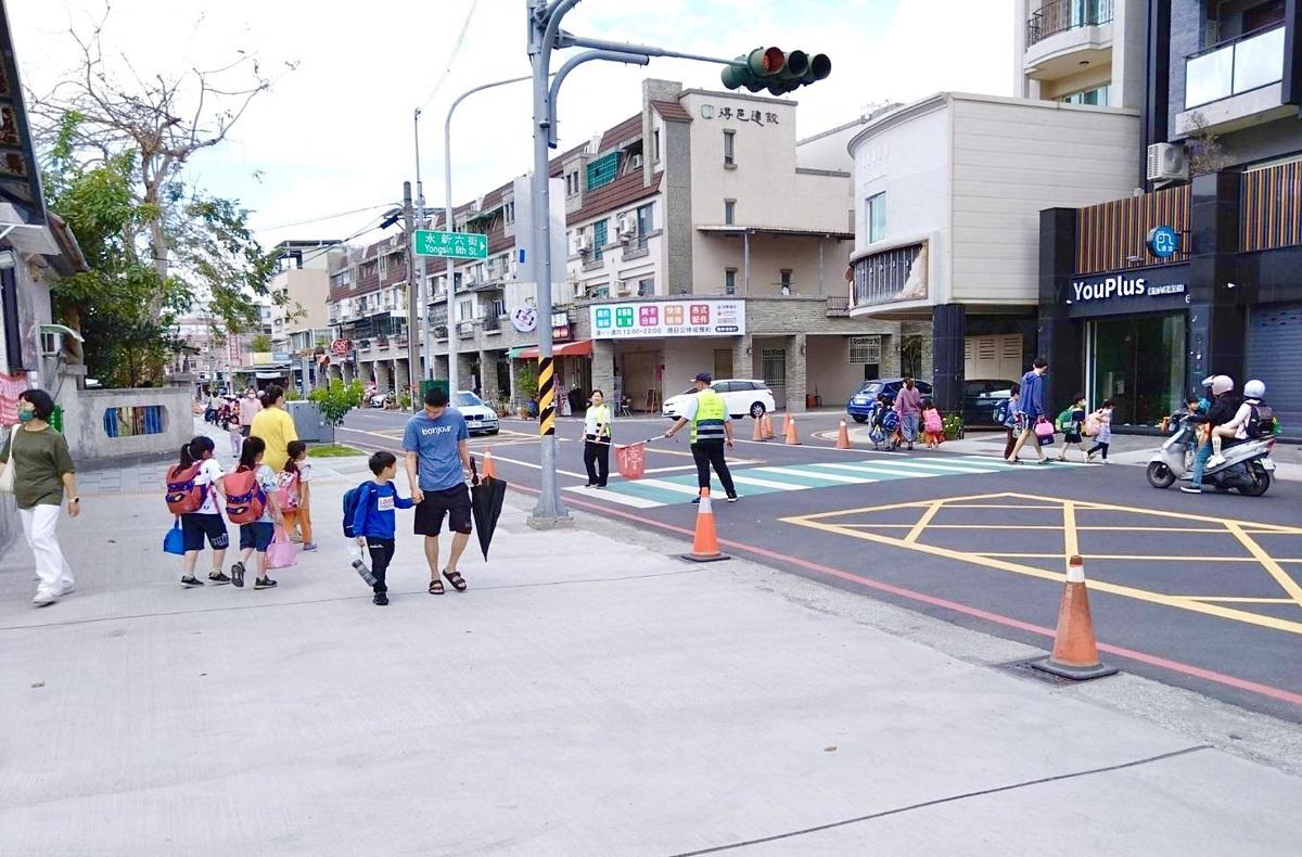 新的通學步道讓學生、家長接送孩子上下學更加安全。 圖：高雄市教育局/提供