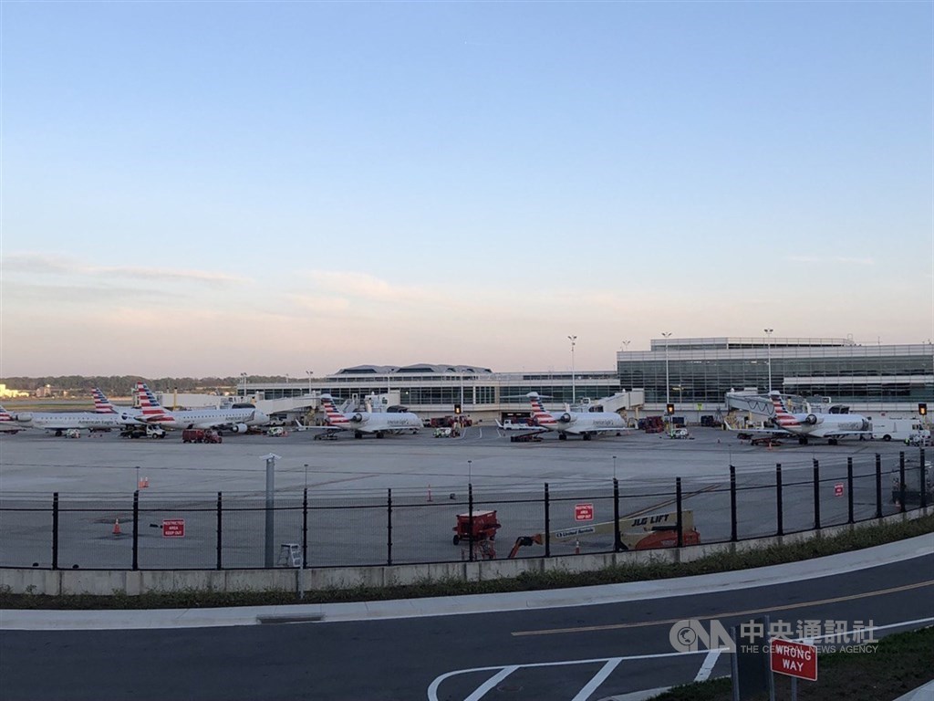 美國聯邦航空總署提供機師安全訊息的「飛航公告」（Notice To Airmen, NOTAM）系統今天故障3個多小時，現已恢復運作。圖為位於華府的雷根機場。 圖：中央社檔案照片