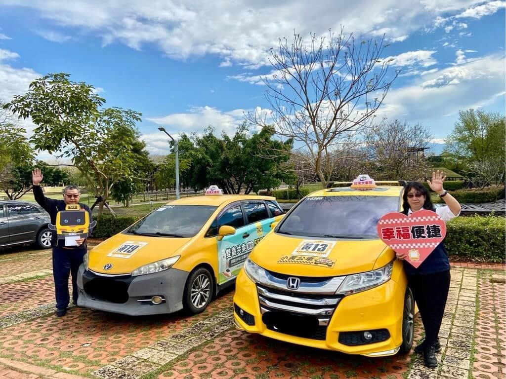 台中夫妻檔陳眾城（左）與劉煒晴（右）投入小黃公車海線駕駛服務，也暖心幫助學子，成為偏鄉最有人情味的支持力量。 圖：中央社（台中市政府提供）
