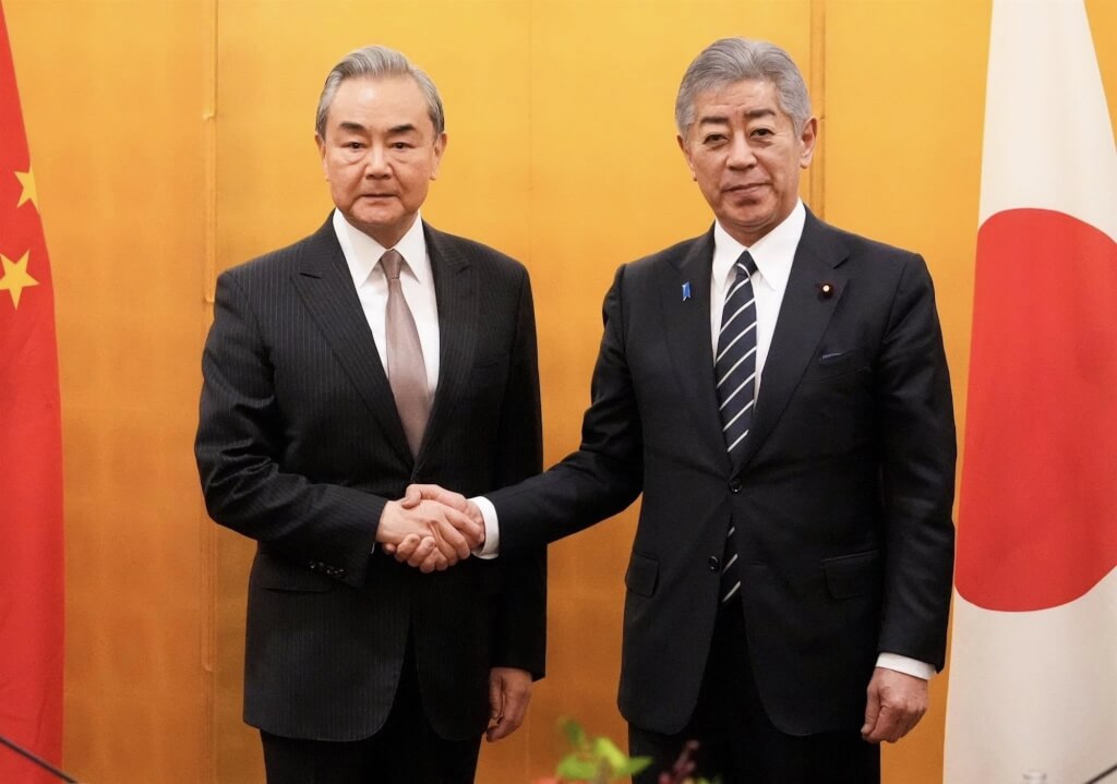 中日經濟高層對話22日於東京舉行，由中國外交部長王毅和日本外相岩屋毅共同主持。 圖：取自facebook.com/takeshi.iwaya.9