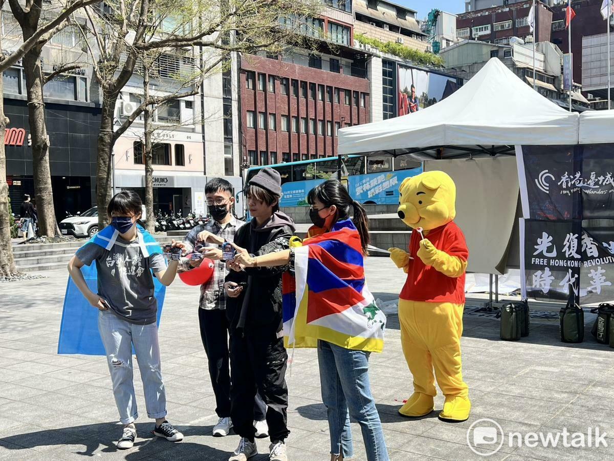 港人、藏人、維吾爾人聯手搓破中共紅色氣球，呼籲台人提高對中國的警覺性。 圖：金大鈞/攝