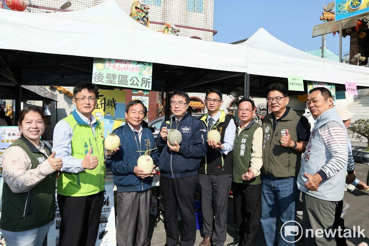 後壁區公所舉辦「2025 臺灣國際蘭展系列活動 X 蘭展在老街 X 洋香瓜好時節」農業產業文化活動，接棒蘭展盛會的熱度，推廣後壁農村魅力。臺南市長黃偉哲親自出席市集活動，並頒獎予洋香瓜評鑑大賽獲獎者，市議員蔡育輝、沈家鳳也到場共襄盛舉。 圖：台南市政府提供