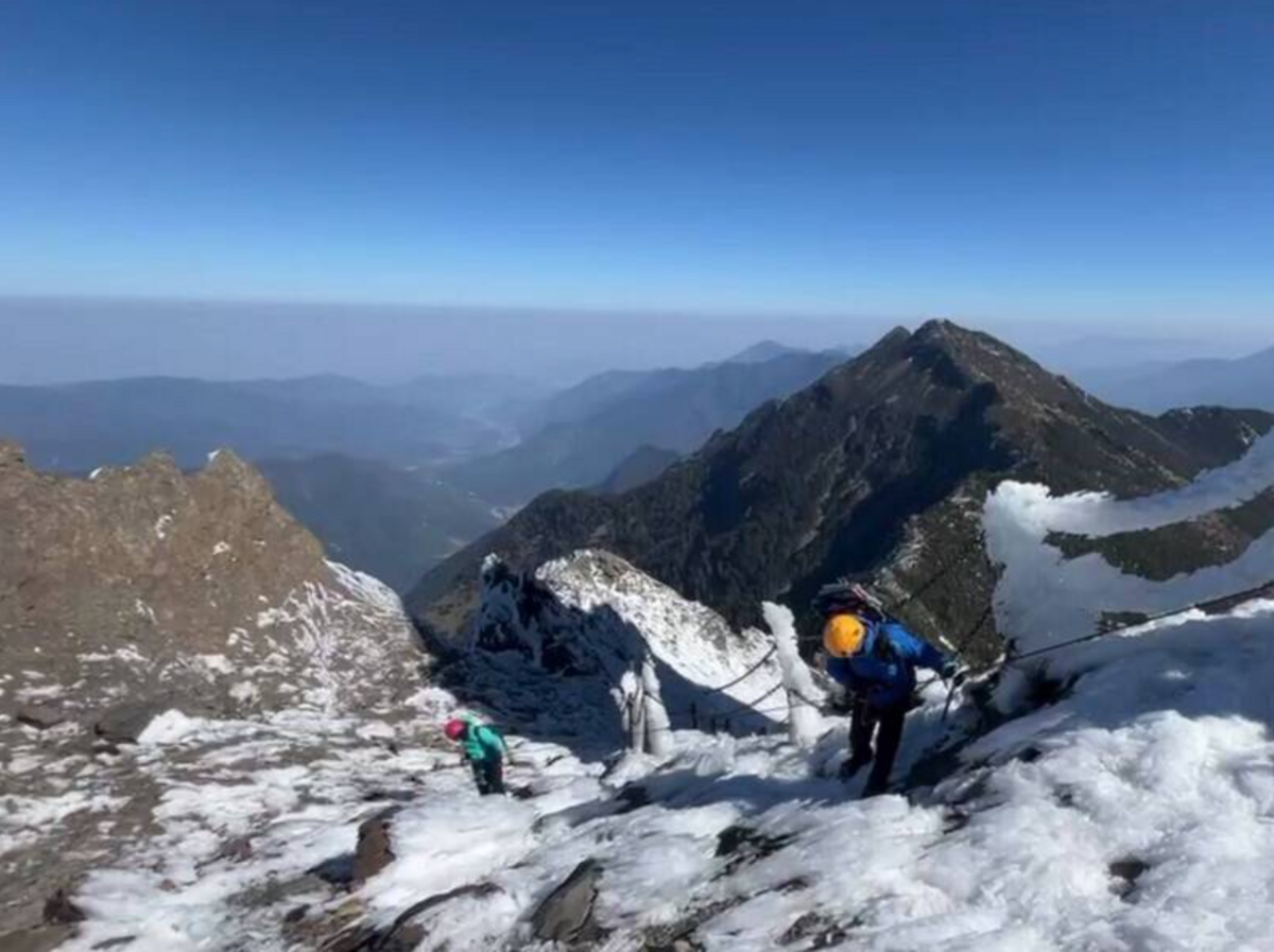 近日受到冷空氣影響，高山飄3月雪，而玉山主峰往北峰風口路段，昨(22)日有男女登山客因失足，墜落380公尺深谷遭雪埋。 圖：玉管處／提供