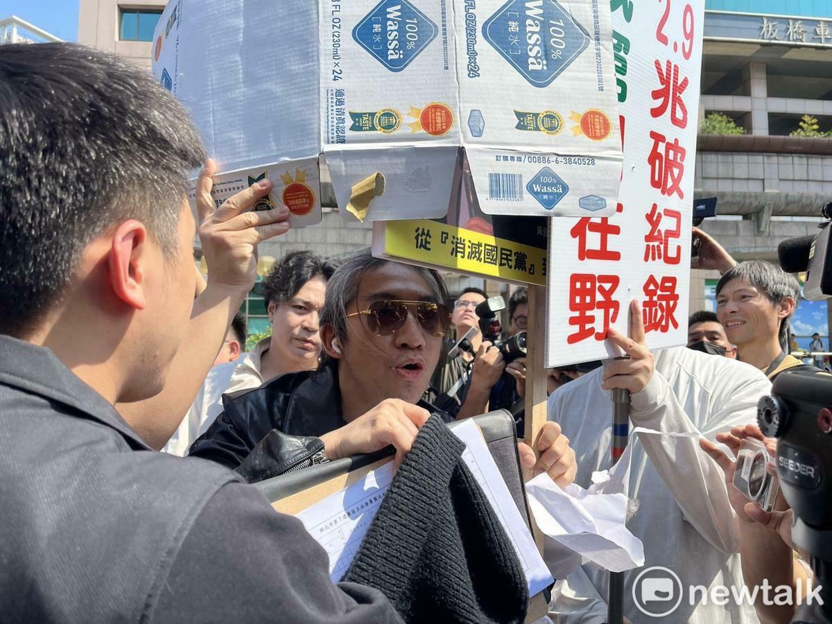 罷免藍委葉元之領銜人、牙醫史書華到民眾黨活動要求黃國昌簽連署書。 圖：金大鈞／攝