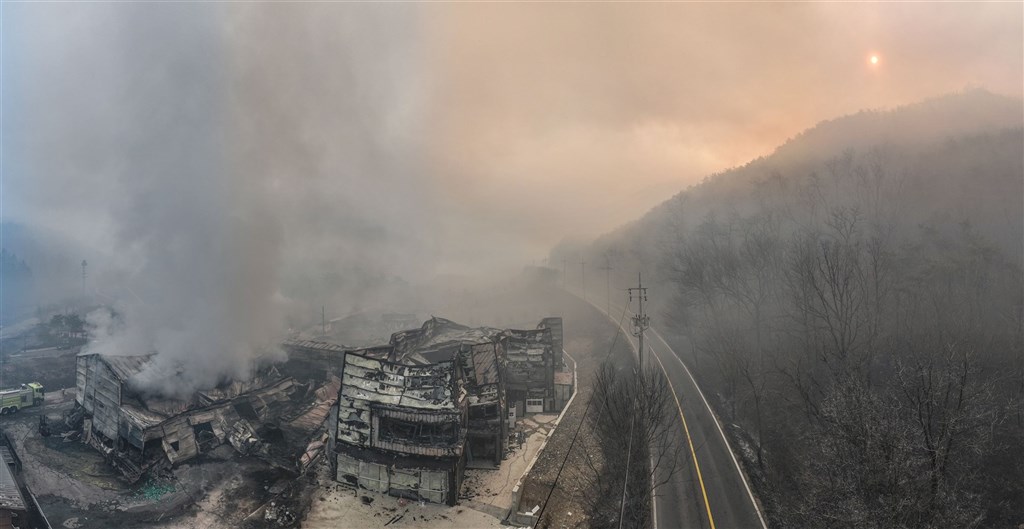 韓國慶尚北道義城郡野火，建築物、樹林皆被燒毀，現場煙霧瀰漫。 圖：韓聯社