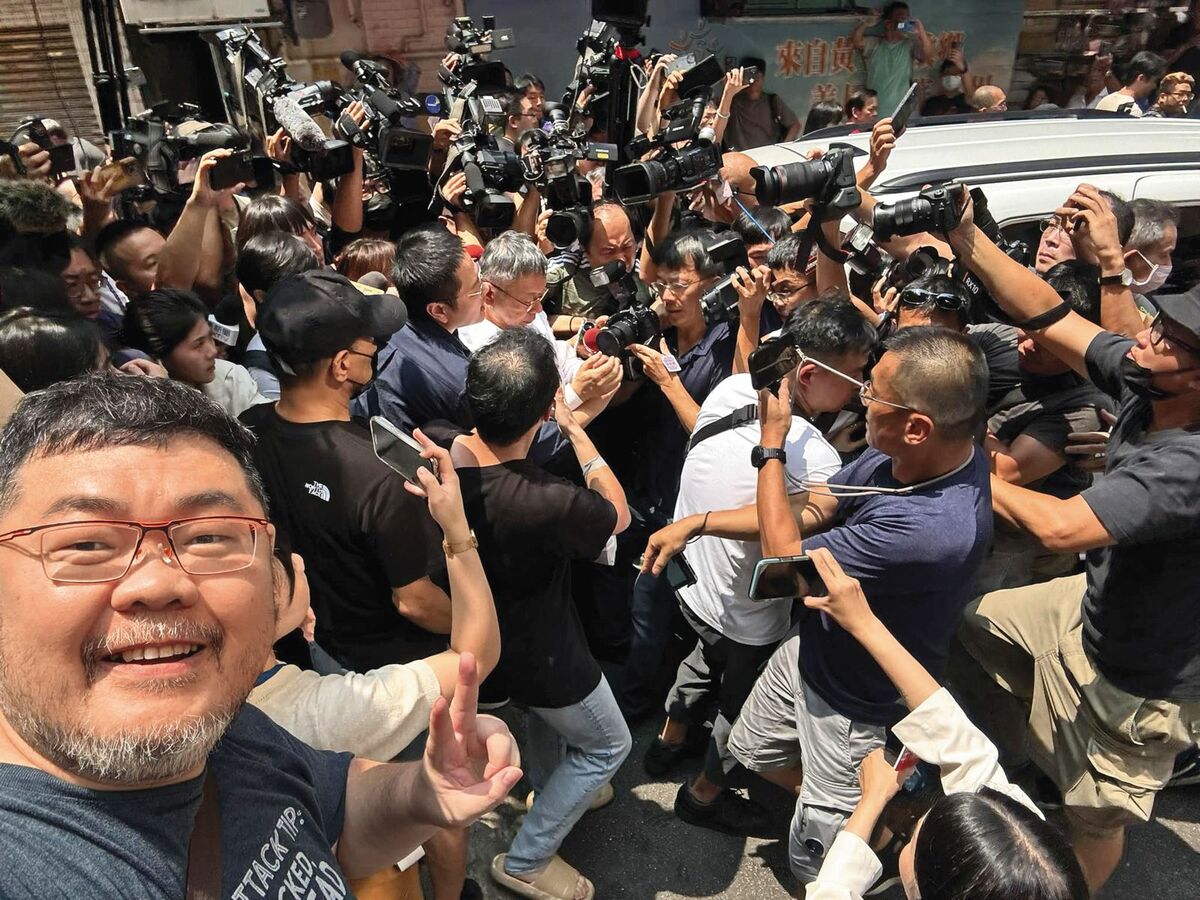 去年8月底，廉政署搜查柯文哲住處，四叉貓自拍寫下：「親自見證歷史的時刻。」 圖：翻攝四叉貓臉書