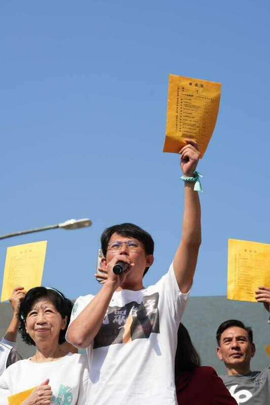民眾黨主席黃國昌率支持者高舉「薪資袋」怒吼，民進黨把人民當盤子。 圖：民眾黨提供