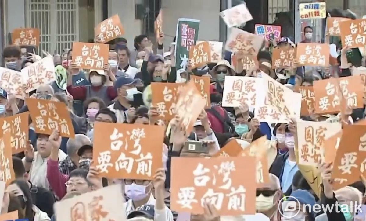 民進黨在臺南市永康大灣武龍宮，舉辦「人民是頭家」宣講，由於市民鄉親朋友都很關心立法院修法與預算案對臺南的重大影響，再加上有關心台灣的公民團體前來，現場逾3000位民眾自動自發前來參與，現場民眾爆滿，台灣民主總決戰氣氛直上雲霄，武龍宮二樓陽台也站滿民眾聆聽，氣氛熱烈。 圖：黃博郎／攝