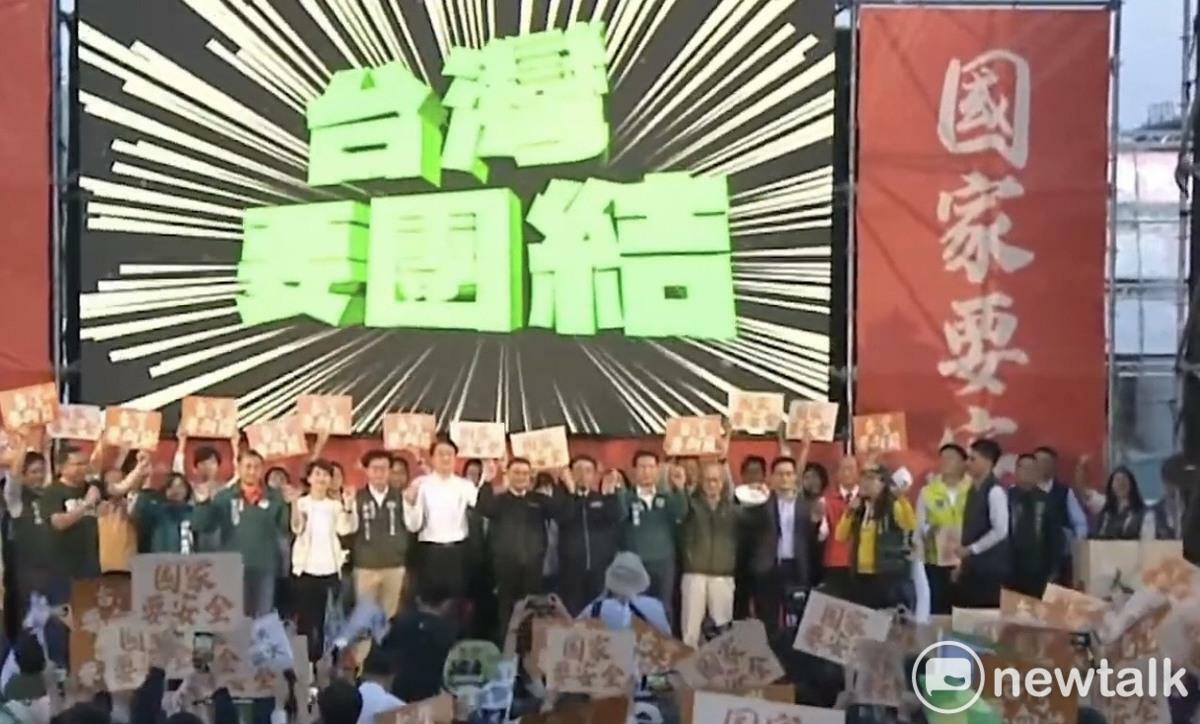 民進黨在臺南市永康大灣武龍宮，舉辦「人民是頭家」宣講，由於市民鄉親朋友都很關心立法院修法與預算案對臺南的重大影響，再加上有關心台灣的公民團體前來，現場逾3000位民眾自動自發前來參與，現場民眾爆滿，台灣民主總決戰氣氛直上雲霄，武龍宮二樓陽台也站滿民眾聆聽，氣氛熱烈。 圖：黃博郎／攝