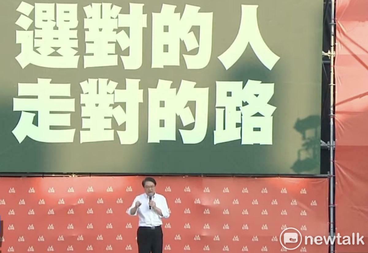 民進黨秘書長林右昌說明在野黨違憲、亂政、亂刪預算，以及對國家造成的影響，號召民眾一起連署罷免不適任的國民黨立委。 圖：黃博郎／攝