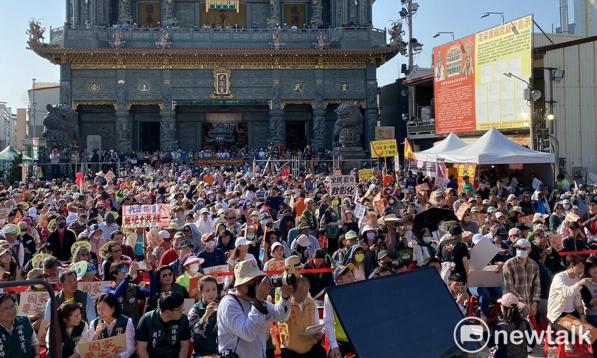 民進黨在臺南市永康大灣武龍宮，舉辦「人民是頭家」宣講，由於市民鄉親朋友都很關心立法院修法與預算案對臺南的重大影響，再加上有關心台灣的公民團體前來，現場逾3000位民眾自動自發前來參與，現場民眾爆滿，台灣民主總決戰氣氛直上雲霄，武龍宮二樓陽台也站滿民眾聆聽，氣氛熱烈。 圖：黃博郎／攝