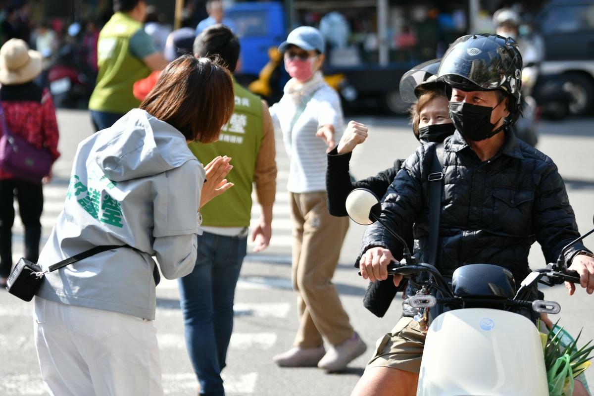邱議瑩(左)獲路過騎士加油打氣。 圖：邱議瑩服務處/提供